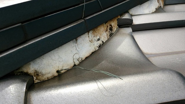 尾張旭市で「屋根の白い部分が変な色になった」瓦屋根の漆喰詰め直し工事、既存漆喰を撤去していく様子を紹介